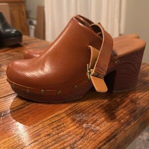 Korks brown clog with adjustable strap! Size 7.5